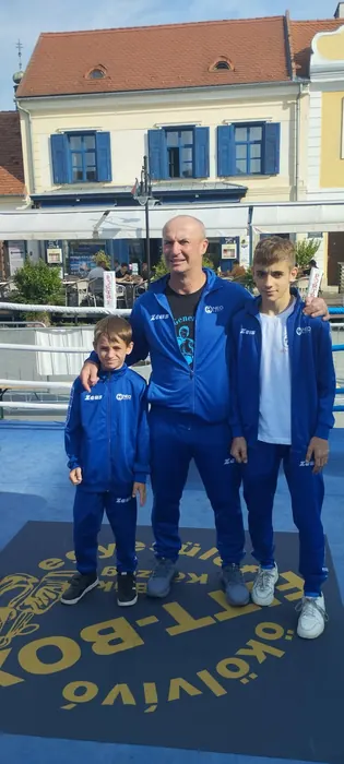 Csapat és edző közös fotója